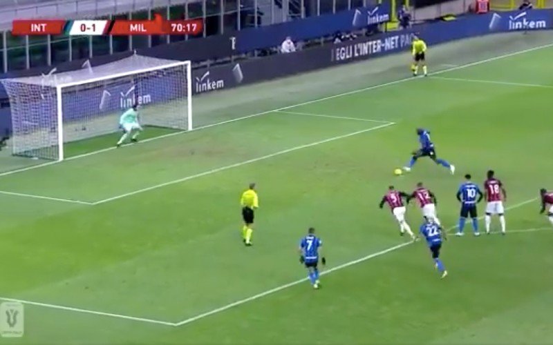 Lukaku krijgt penalty tegen Milan en doet dan dít: 
