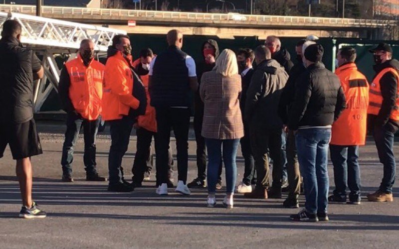 Spelersbus Anderlecht bekogeld, Kompany gaat confrontatie aan met fans