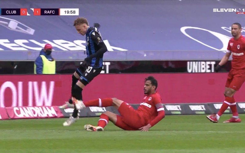 Beelden bewijzen: Antwerp ontsnapte 2 (!) keer aan rood tegen Club (VIDEO)
