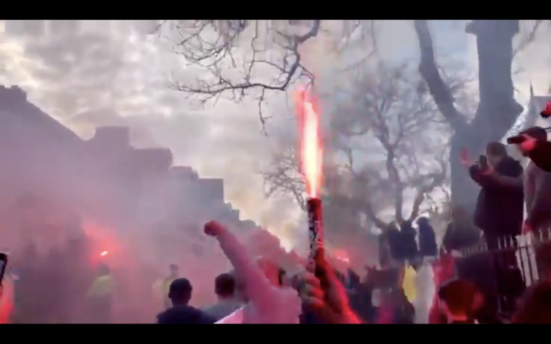 Geschokte Courtois met stenen bekogeld door Liverpool-supporters (VIDEO)