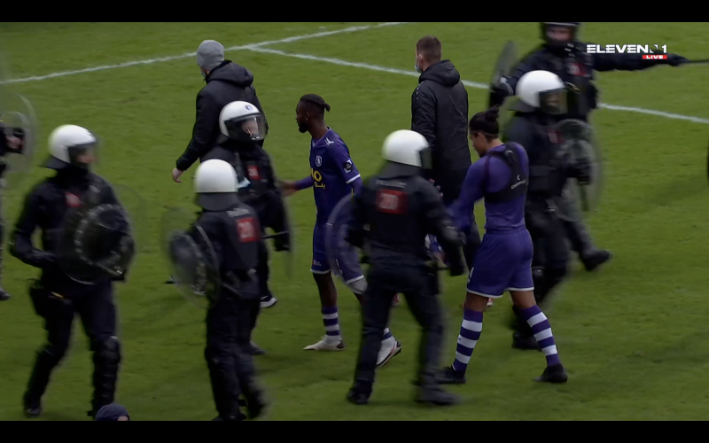 Derby loopt uit de hand: Politie op het veld in Beerschot-Antwerp