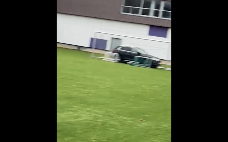 Publiekslieveling Anderlecht scheldt Raman uit na stunt met auto (VIDEO)