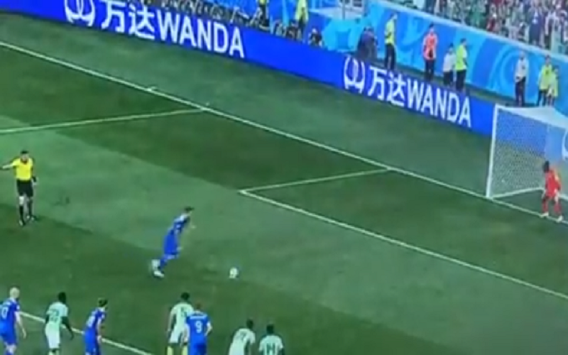 VAR kent penalty toe aan IJsland en dan doet Sigurdsson dit (Video)