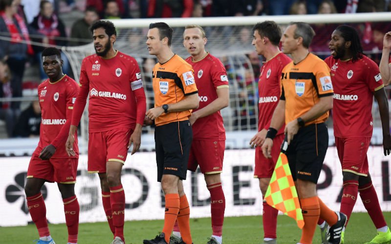 Antwerp-Club Brugge tijdelijk stilgelegd na wangedrag supporters