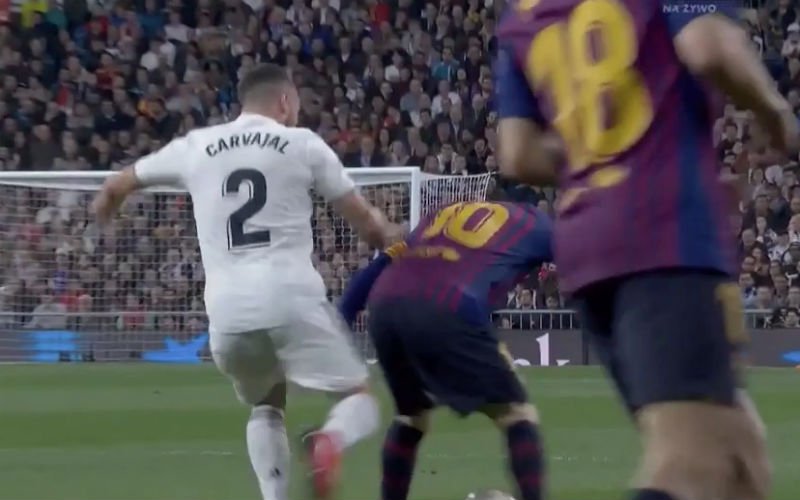 Van een andere planeet! Carvajal trapt Messi aan en dan gebeurt dit (VIDEO)