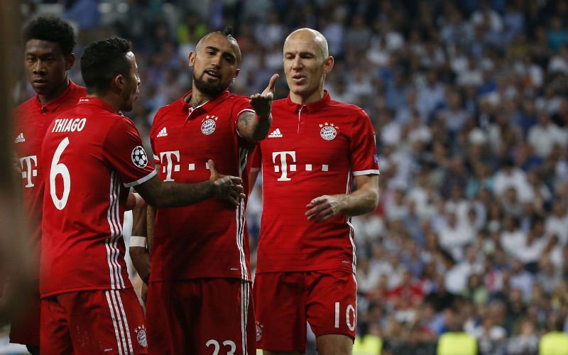 Het is helemaal uit de hand gelopen: Spelers van Bayern München zoeken ref op, politie moet ingrijpen
