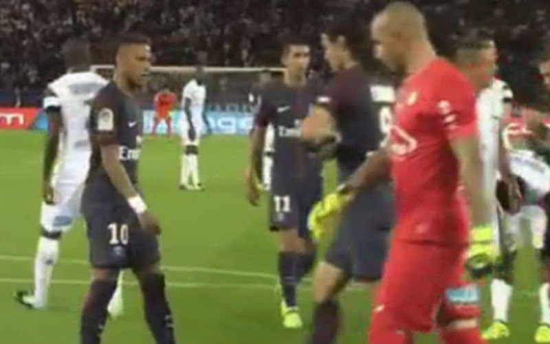 Neymar vraagt Cavani of hij de strafschop mag nemen en dan gebeurt dit (Video)