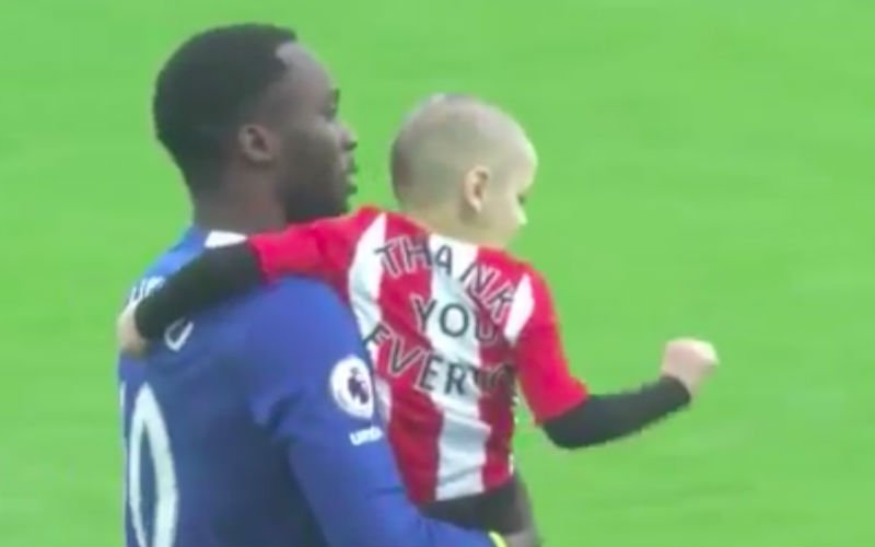 Prachtig! Lukaku gaat met vijfjarig jongetje dat kanker heeft het veld rond (Video)