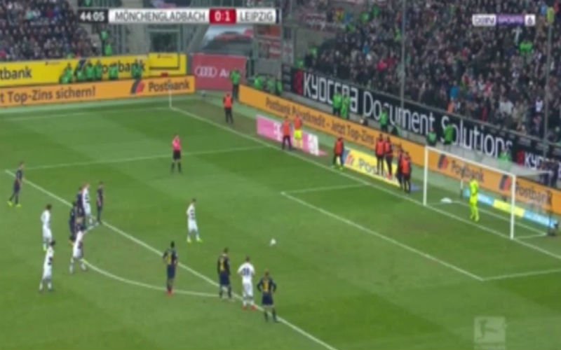 Strafschop van Thorgan Hazard wordt nog gered met een fantastische reflex (Video)