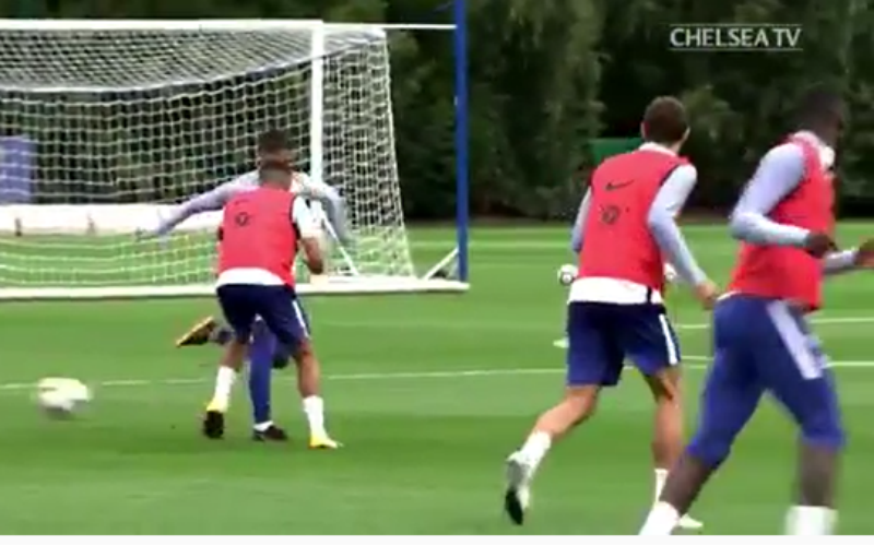 Hazard is terug en maakt ploegmaats compleet belachelijk (video)