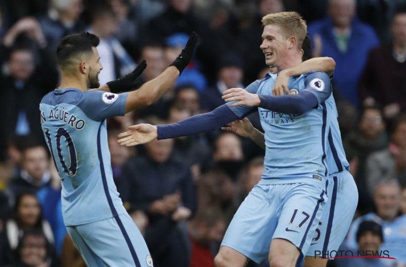 Manchester City laat punten liggen, Benteke belangrijk voor zijn team