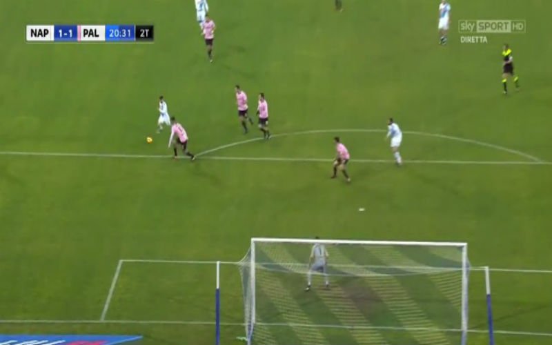 Dries Mertens scoort weer voor Napoli, maar dankt vooral blunderende doelman (Video)