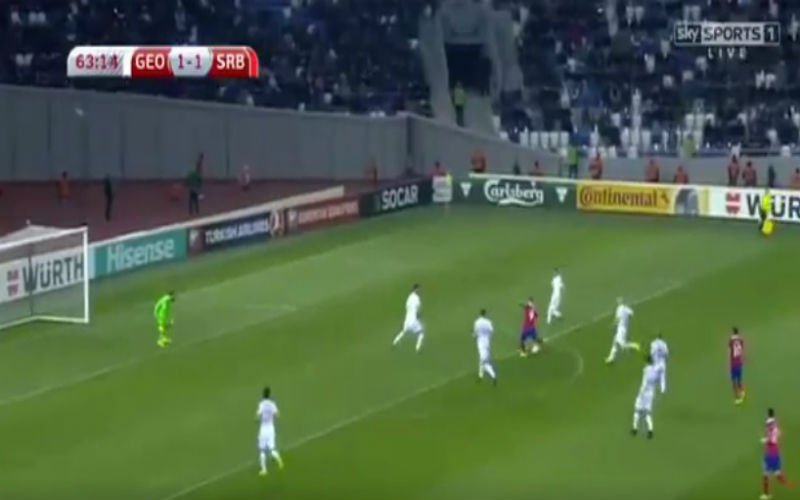 Bij Newcastle zit hij in een dipje, maar voor Servië scoort Mitrovic een prachtig doelpunt (Video)