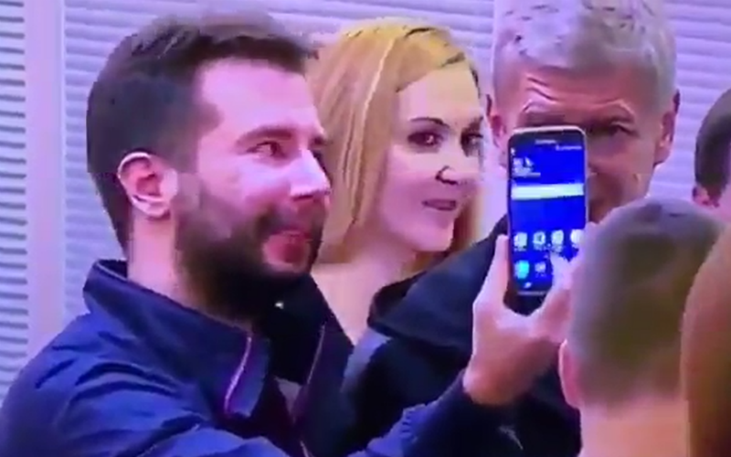 Hilarisch: Fan wil selfie met Wenger en doet dan dit...(Video)