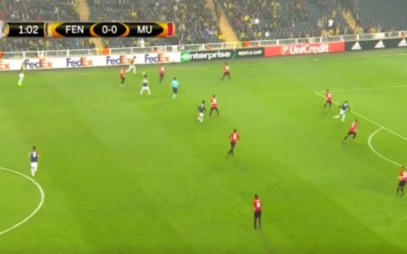 Spits van Fenerbahçe scoort wereldgoal tegen Man United (Video)