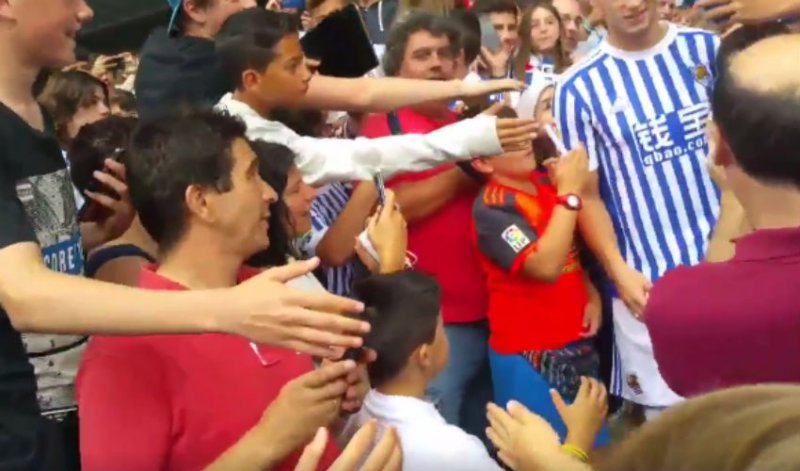 Overrompeling! Pak fans van Sociedad verwelkomen Januzaj op deze wijze (Video)
