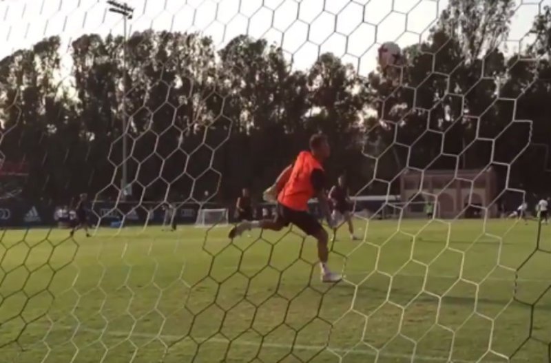 En toen deed Bale dit op training (Video)