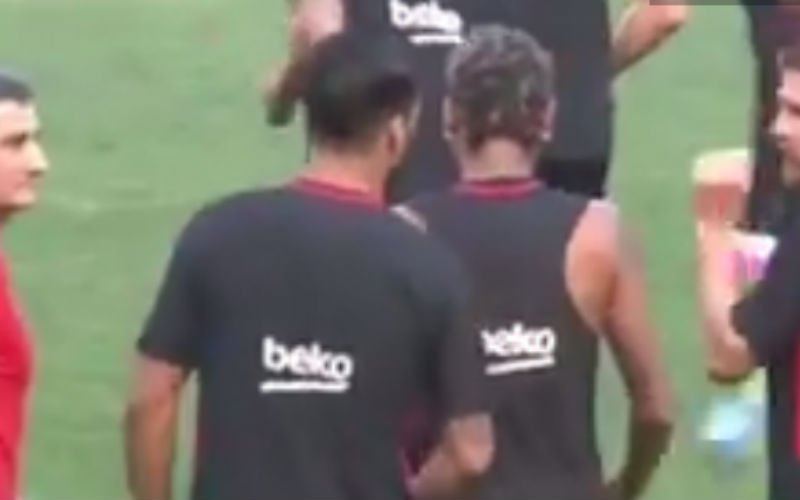 Neymar krijgt op training slaag van Suarez (Video)